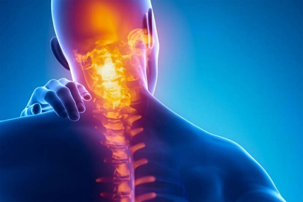 Fisioterapista che tratta il dolore cervicale con terapia manuale al collo